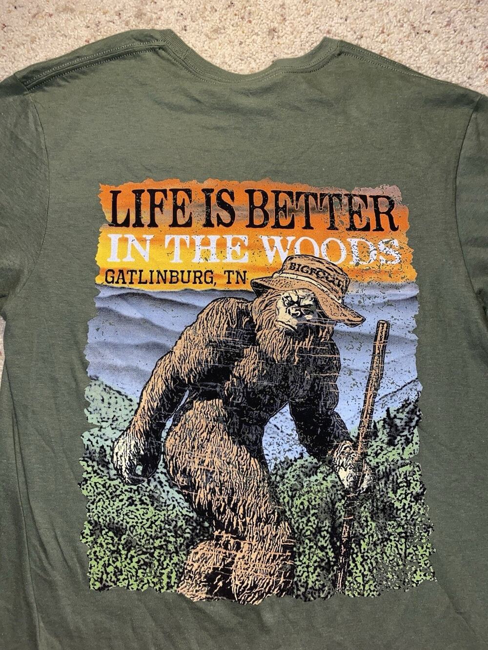 Bigfoot Sasquatch Gatlinburg TN Mens Medium Graphic Life Is Better Tee Shirt